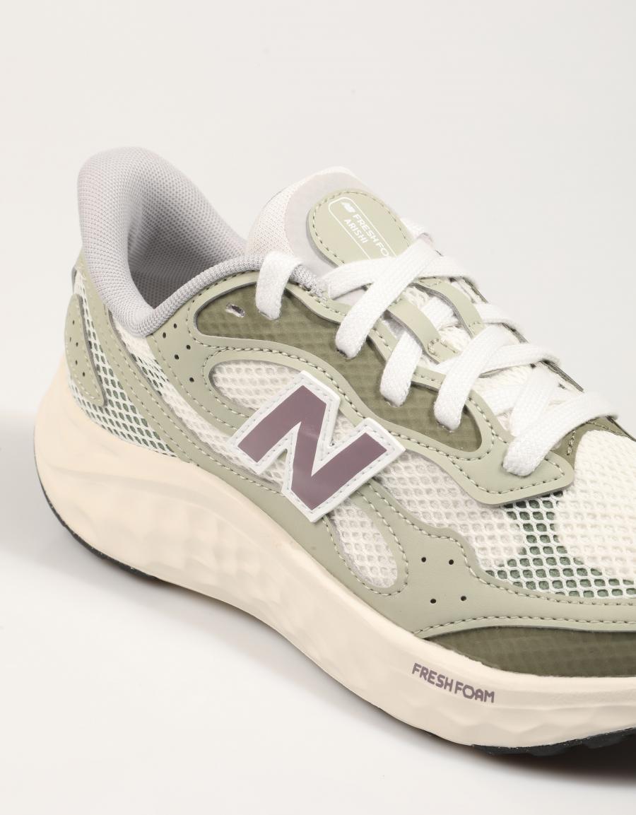 ZAPATILLAS NEW BALANCE WARIST ARISHI V4 en color Verde