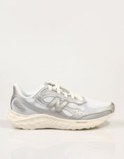 Sneakers NEW BALANCE Weniste Arishi V4 en gris