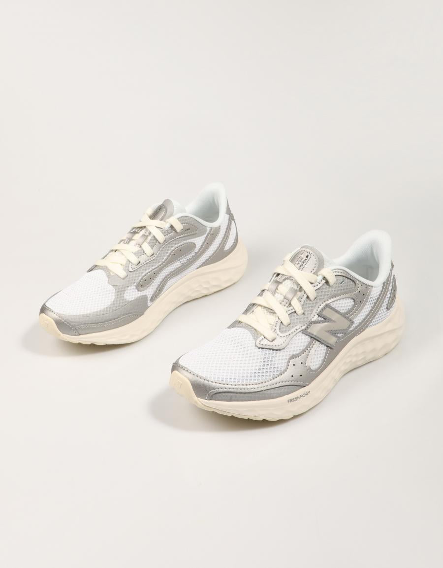 Sneakers NEW BALANCE Weniste Arishi V4 en gris