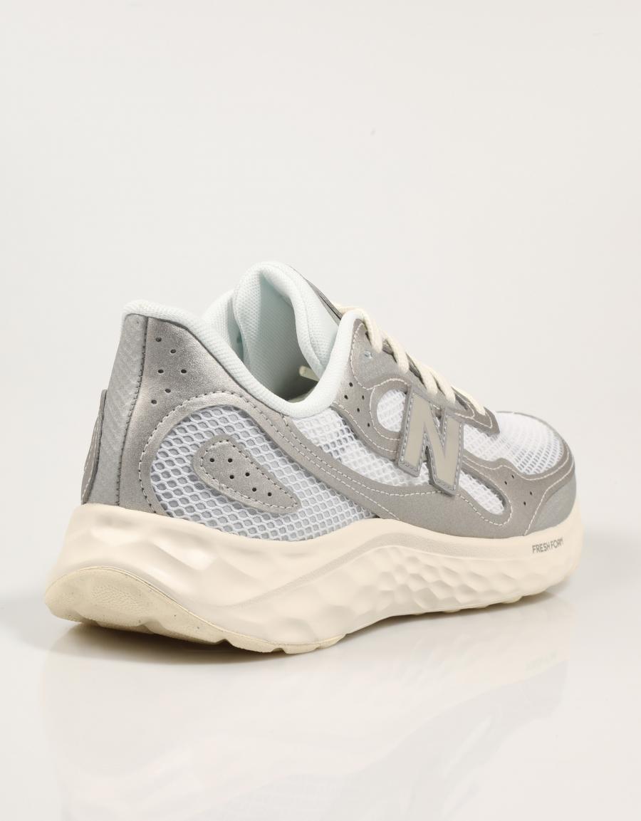 Sneakers NEW BALANCE Weniste Arishi V4 en gris