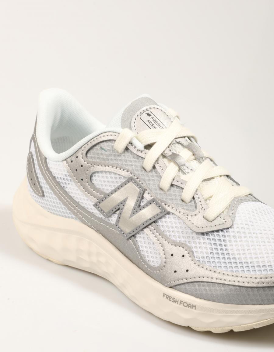 Sneakers NEW BALANCE Weniste Arishi V4 en gris