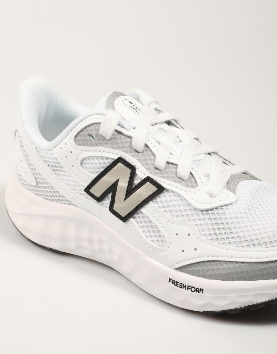 Sneaker NEW BALANCE Warist Arishi V4 in bianco