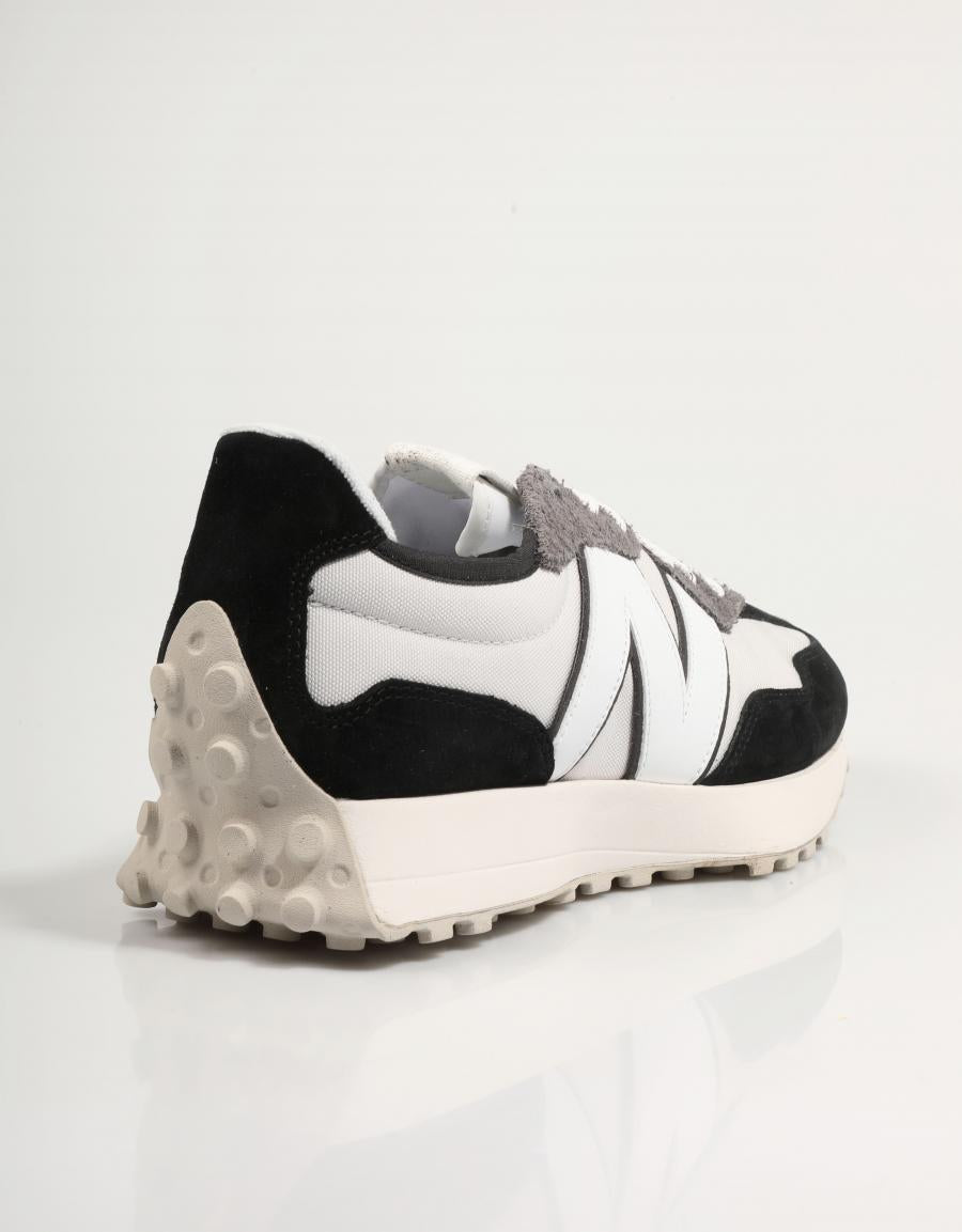 ZAPATILLAS NEW BALANCE U327 en color Negro