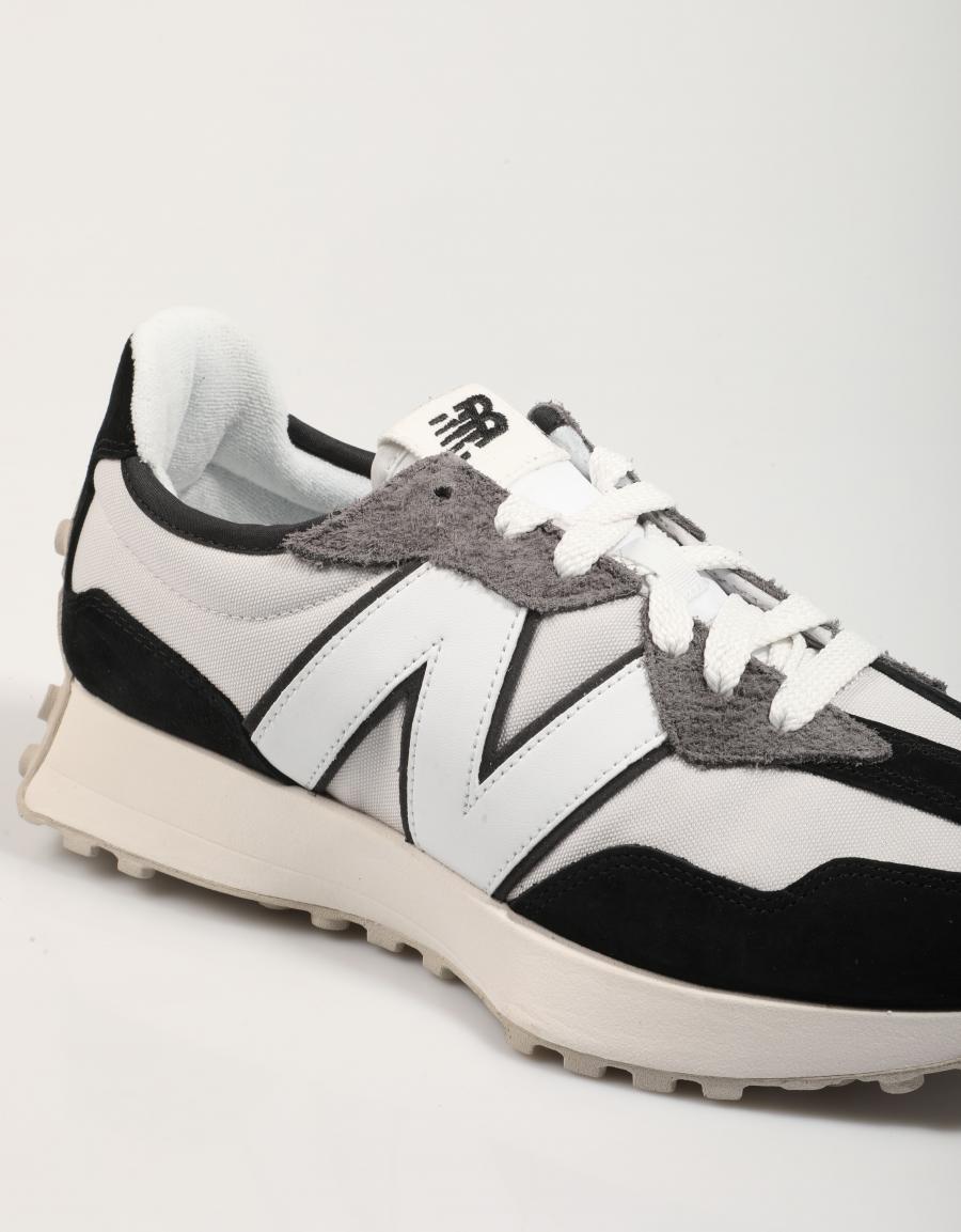 ZAPATILLAS NEW BALANCE U327 en color Negro