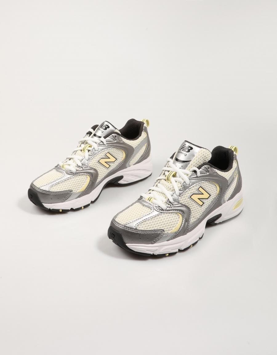 ZAPATILLAS NEW BALANCE U530 en color Blanco