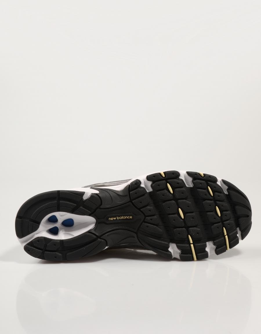 ZAPATILLAS NEW BALANCE U530 en color Blanco