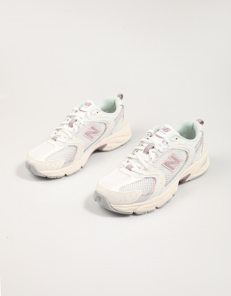 ZAPATILLAS NEW BALANCE U530 en color Blanco