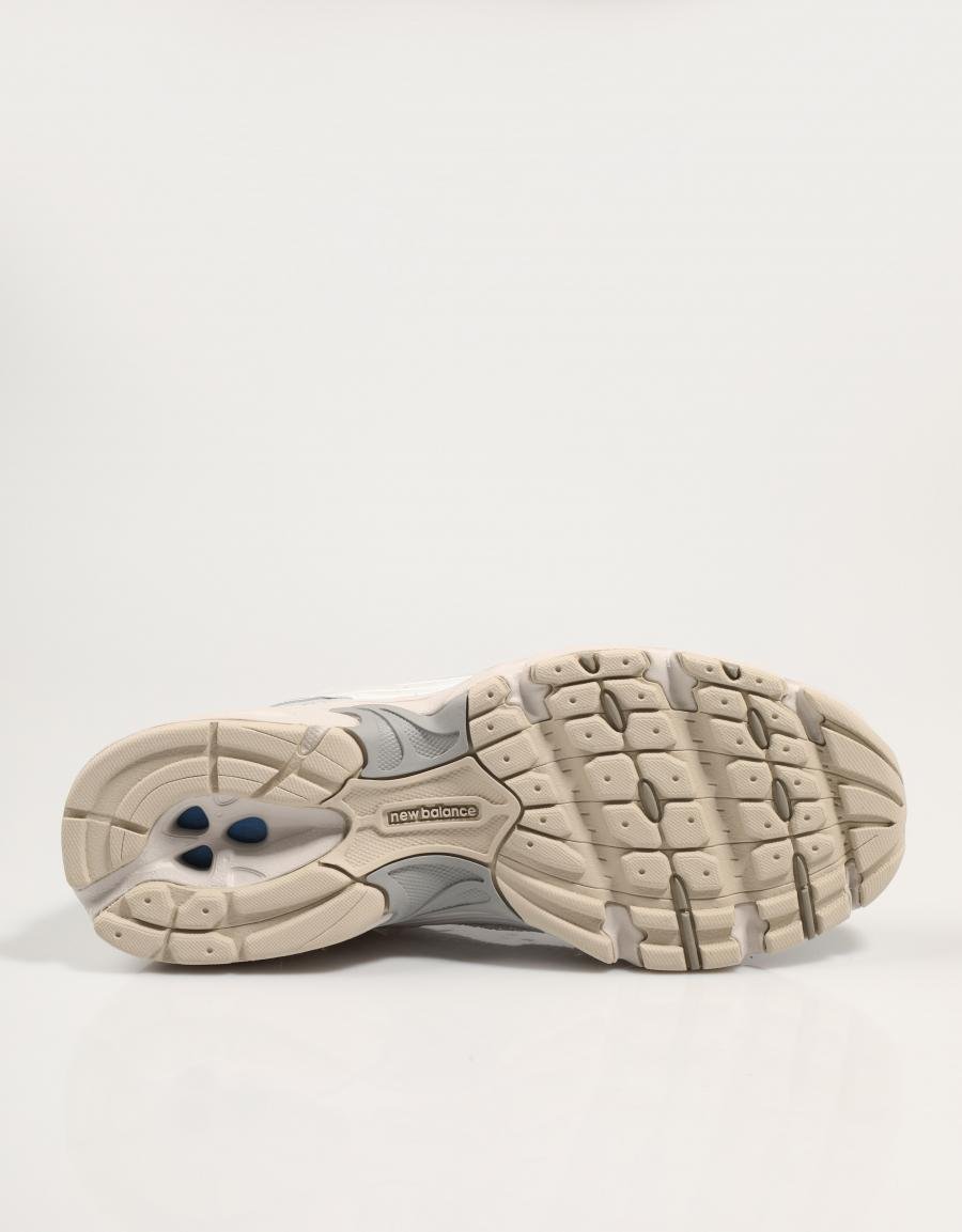 Tênis NEW BALANCE U530 em branco