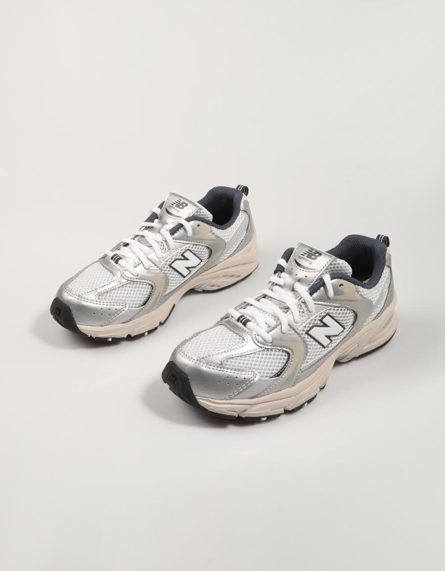 ZAPATILLAS NEW BALANCE GR530 en color Gris