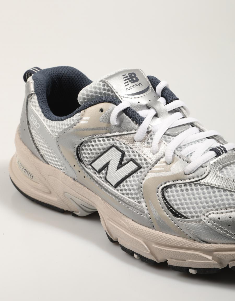 ZAPATILLAS NEW BALANCE GR530 en color Gris