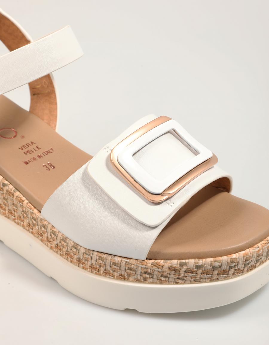 La Repo 50247 sandals in white