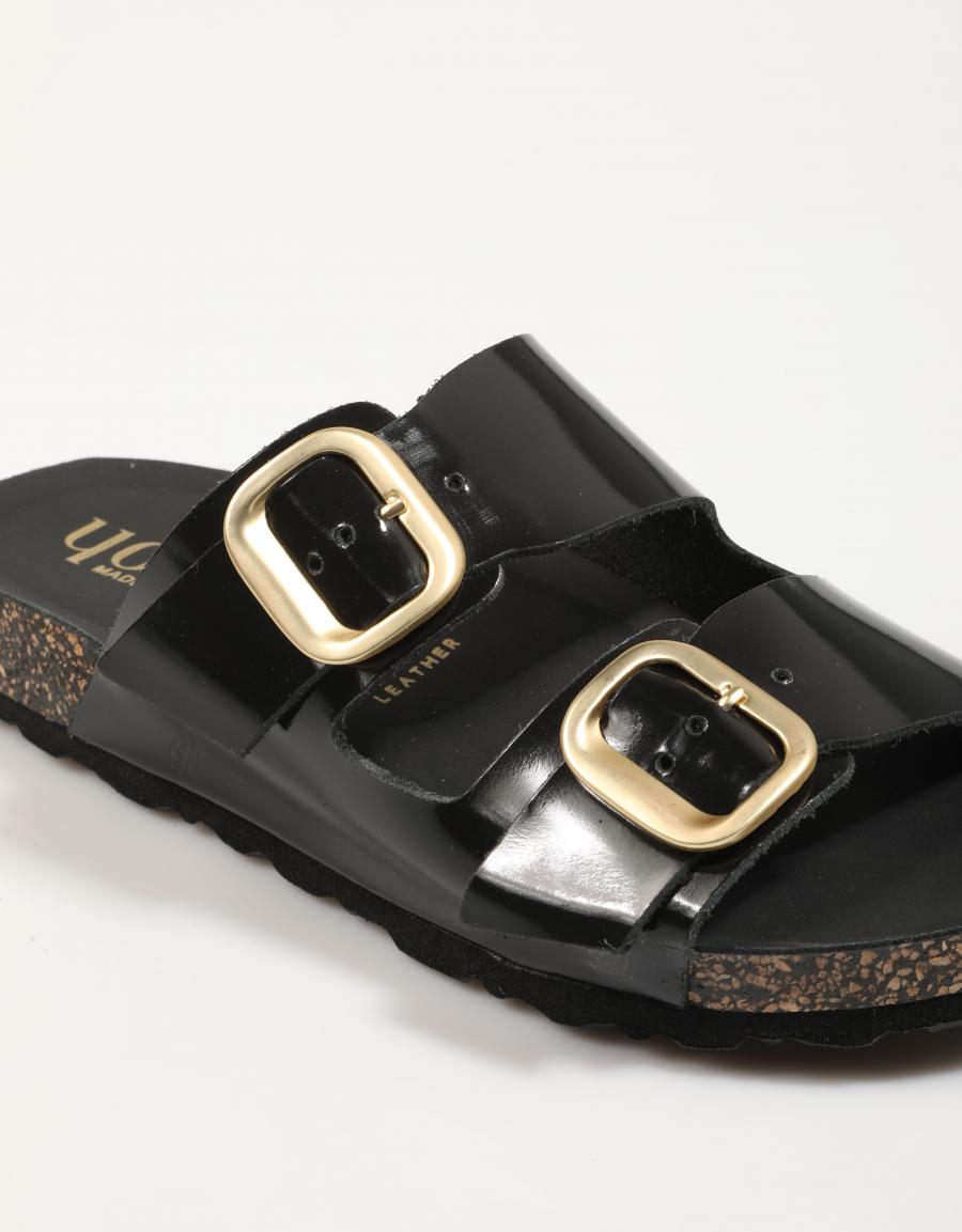 SANDALIAS YOKONO JERBA 700 en color Negro