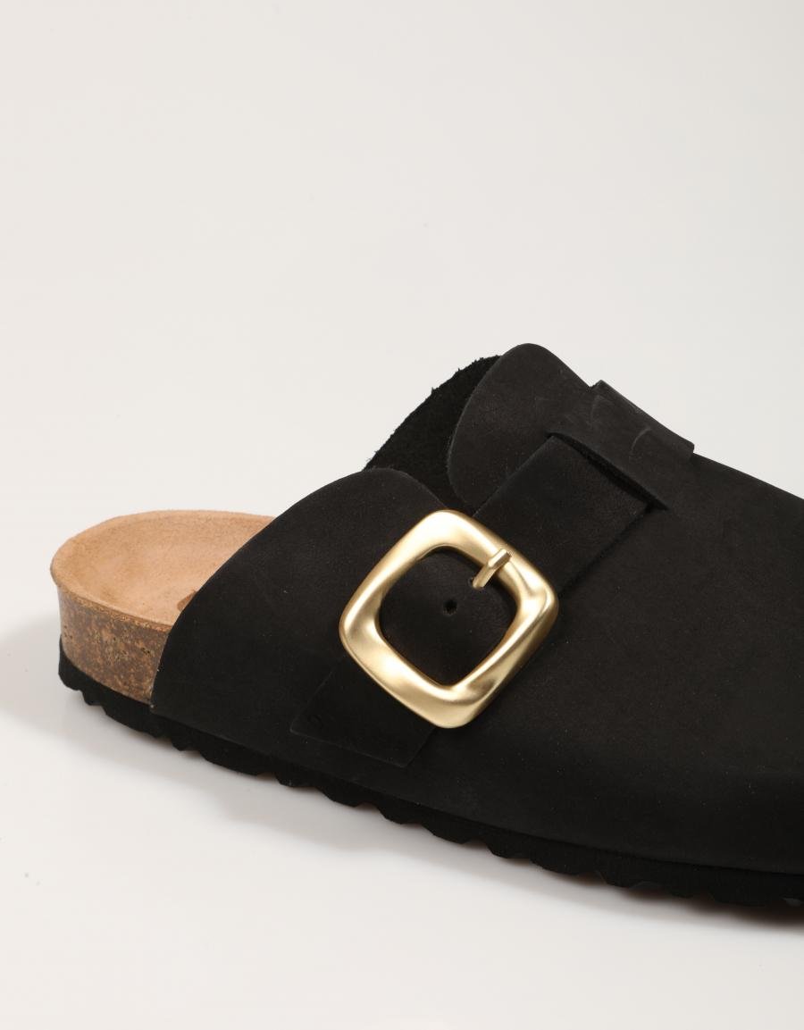 SANDALIAS YOKONO ZUECO 650 en color Negro