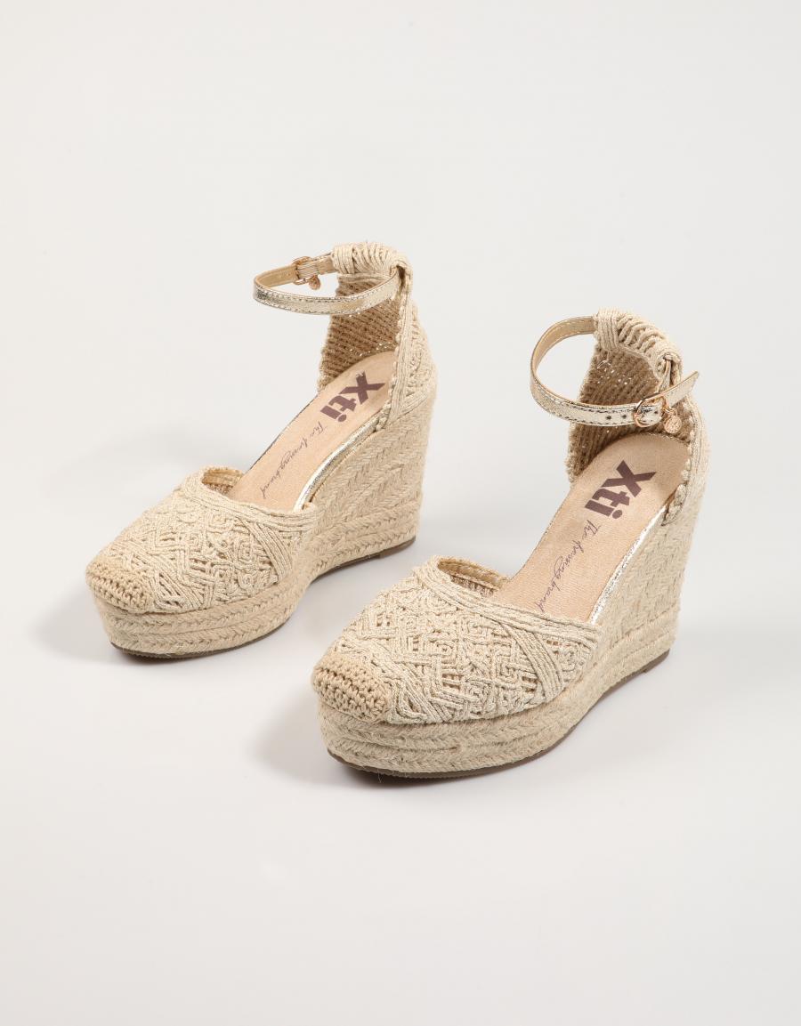 SANDALIAS XTI 143973 en color Oro