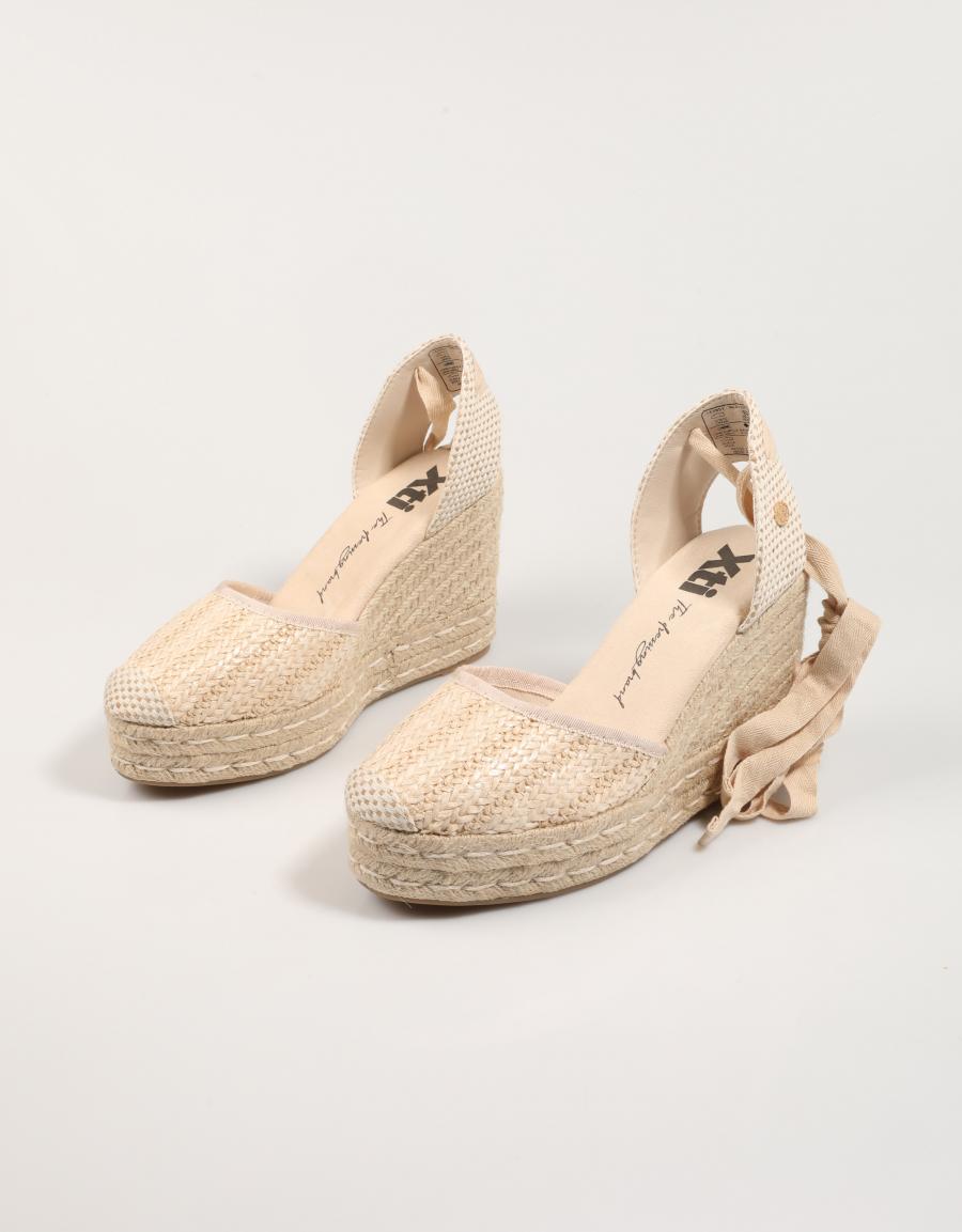 SANDALIAS XTI 143951 en color Beige