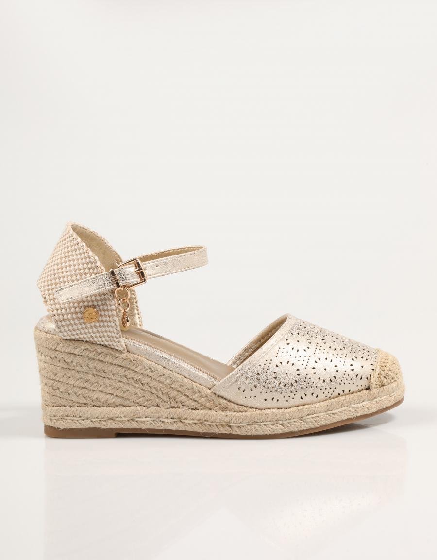 Sandalen XTI 143843 in goldener Farbe