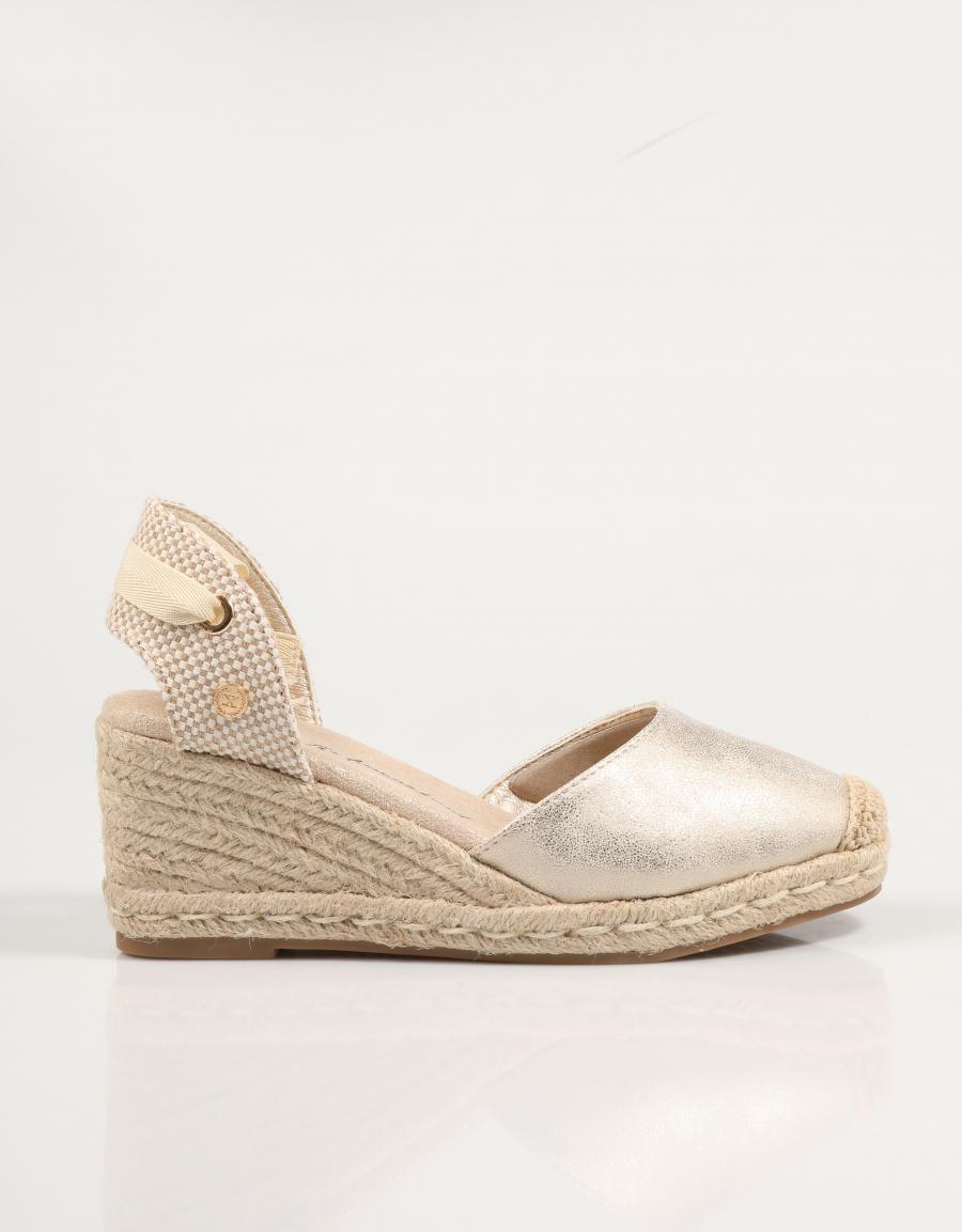 SANDALIAS XTI 143841 en color Oro