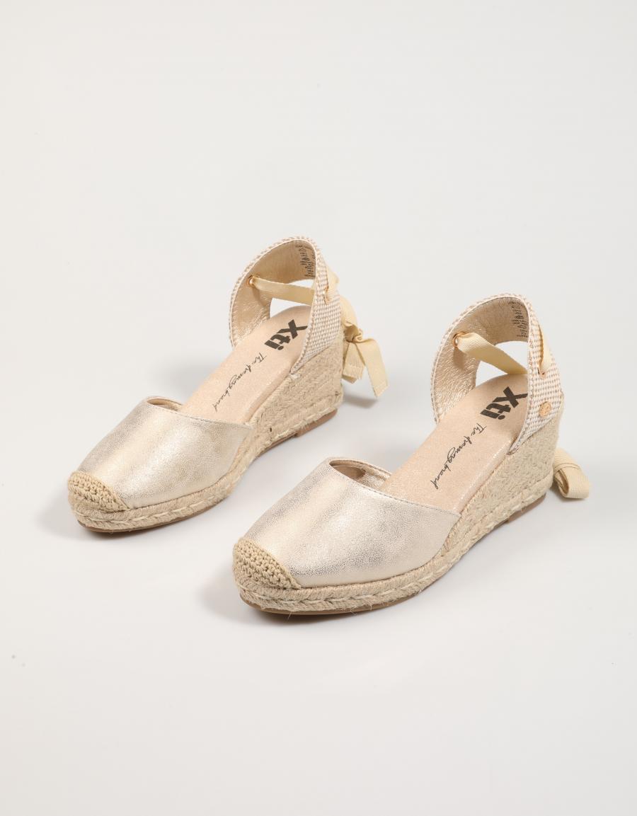 SANDALIAS XTI 143841 en color Oro