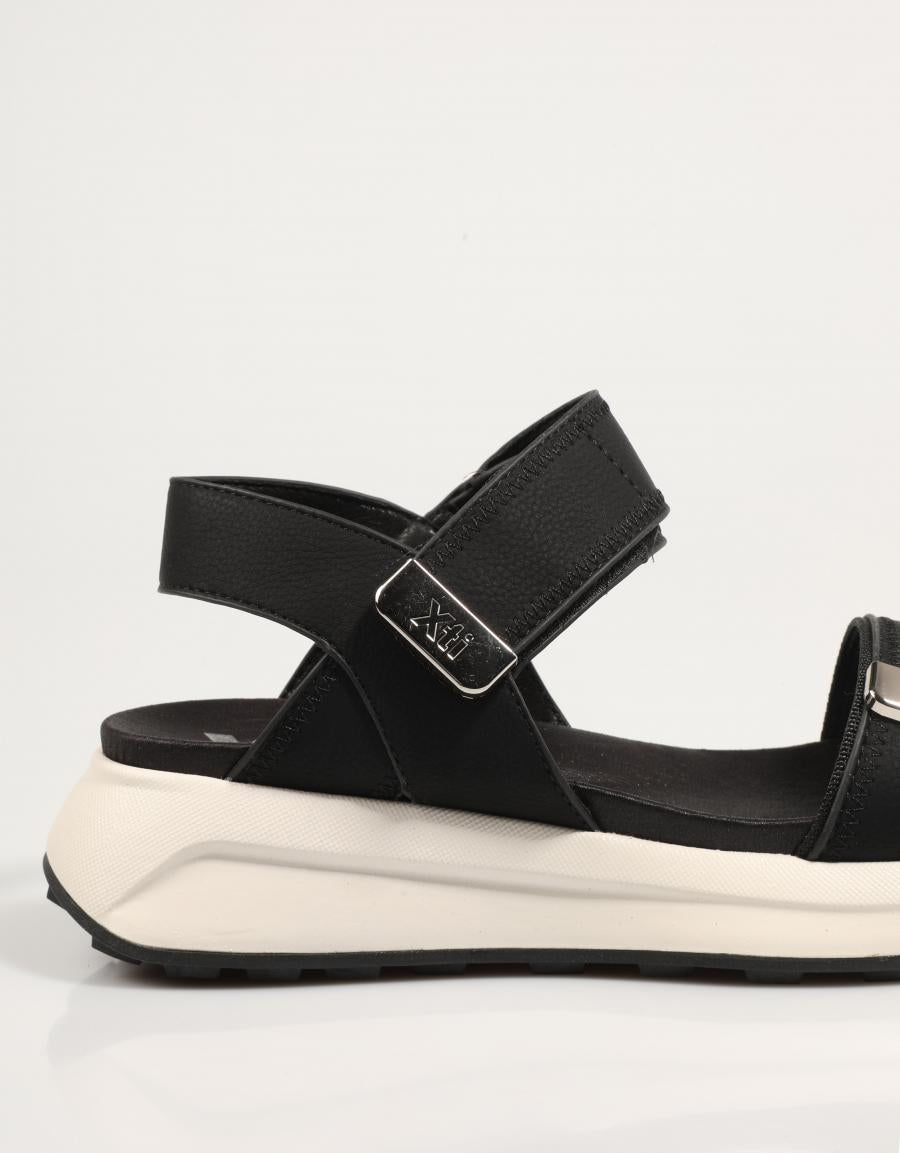 SANDALIAS XTI 143874 en color Negro
