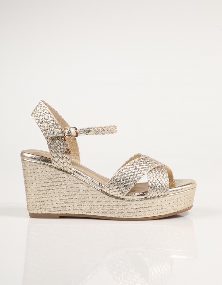 SANDALIAS XTI 144057 en color Oro