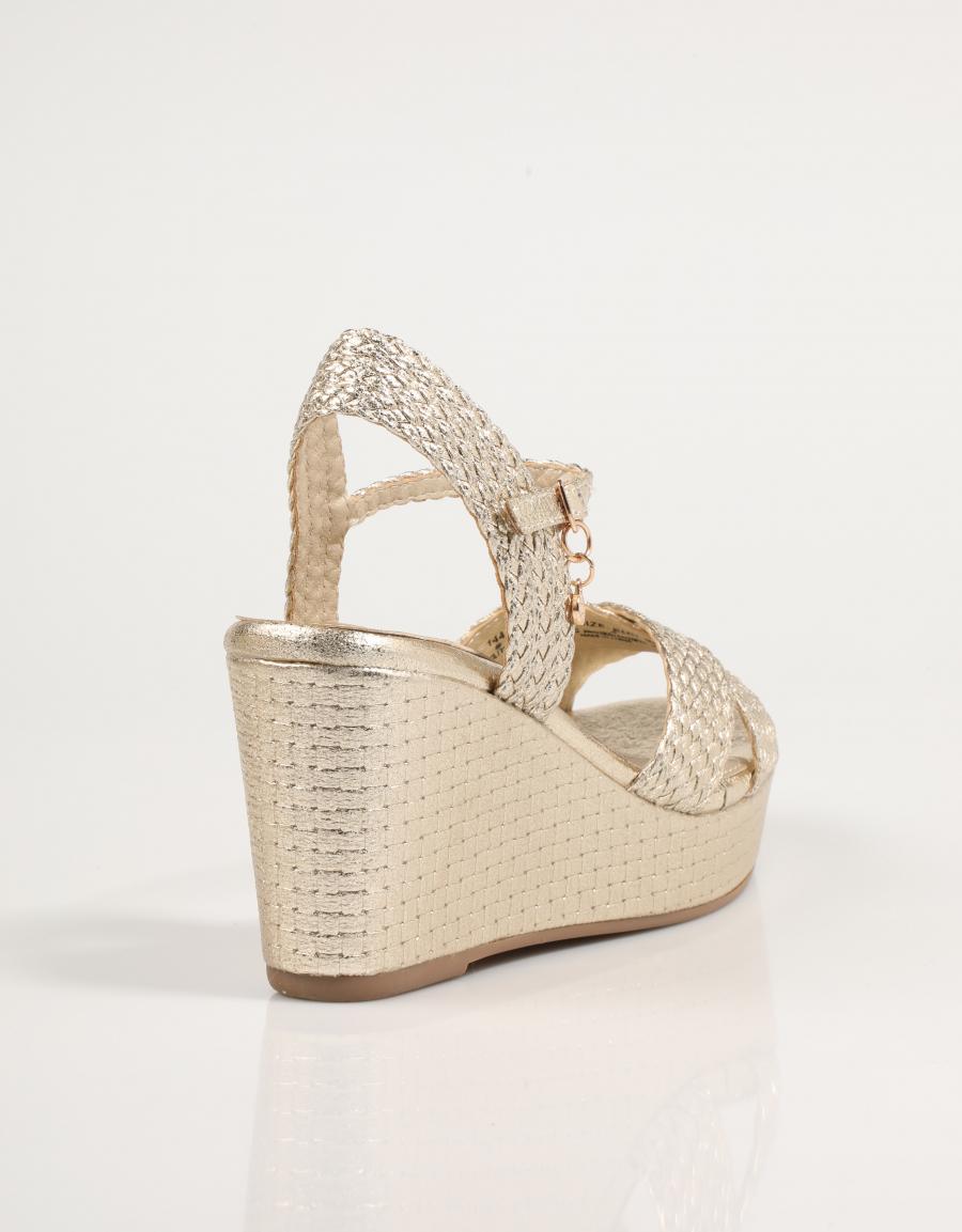 SANDALIAS XTI 144057 en color Oro