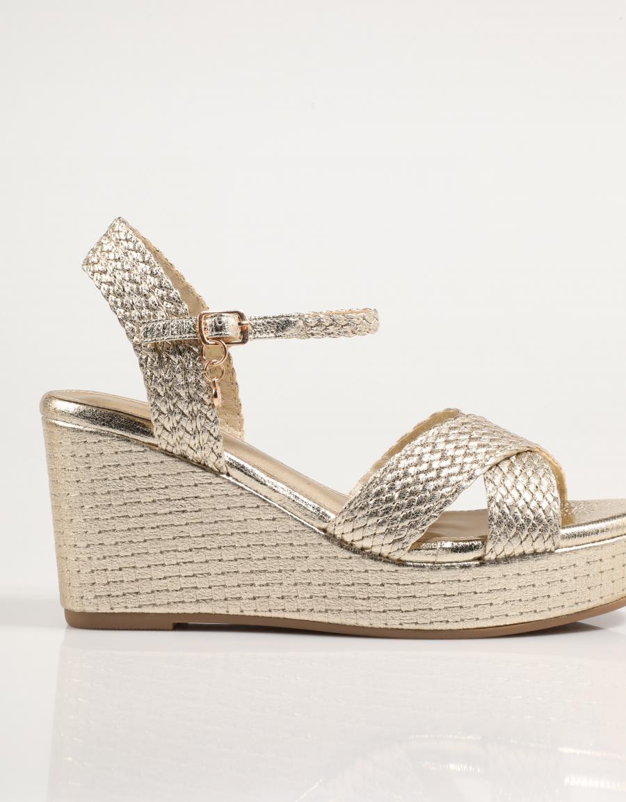 SANDALIAS XTI 144057 en color Oro