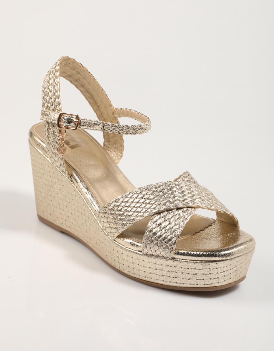 SANDALIAS XTI 144057 en color Oro