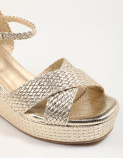 SANDALIAS XTI 144057 en color Oro