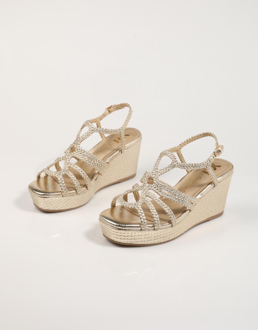 SANDALIAS XTI 144056 en color Oro