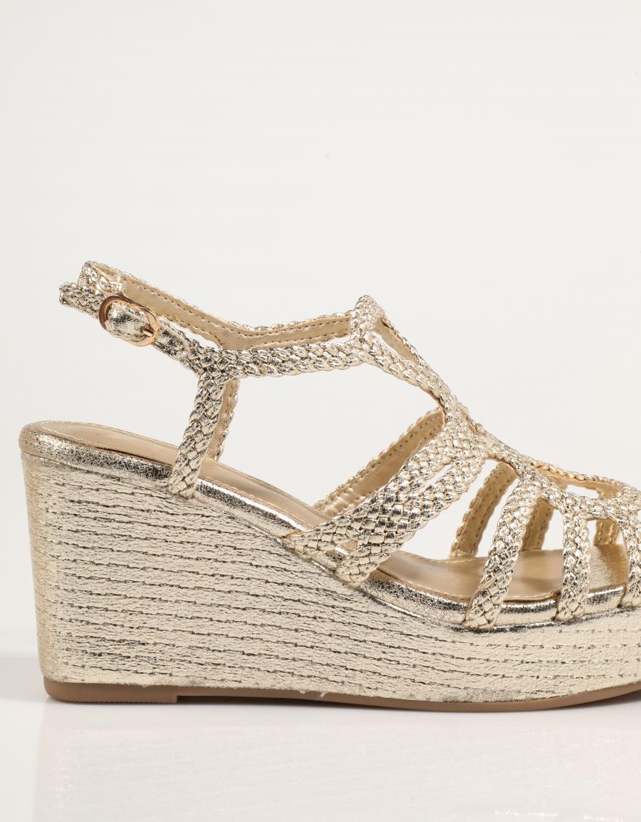 SANDALIAS XTI 144056 en color Oro