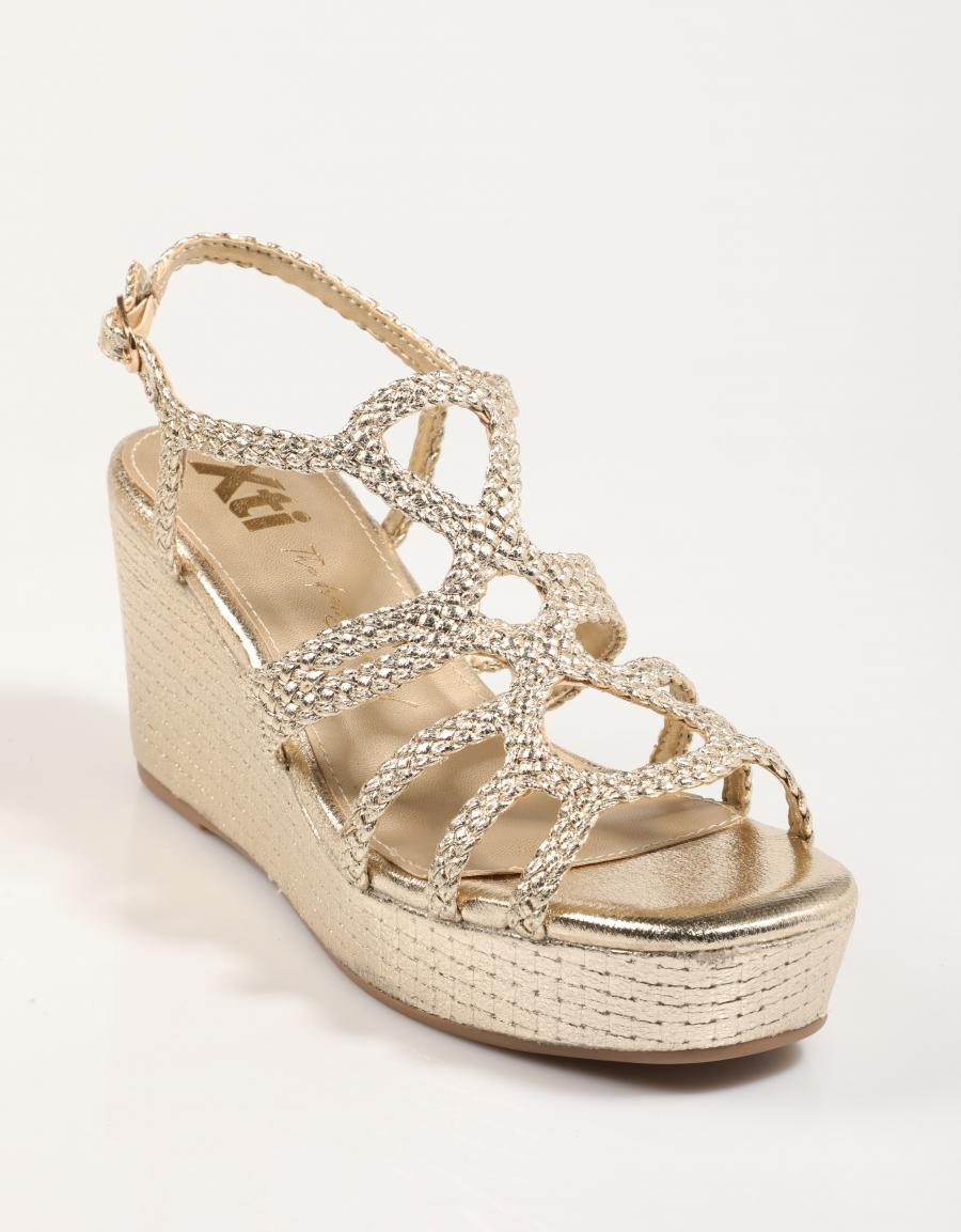 SANDALIAS XTI 144056 en color Oro