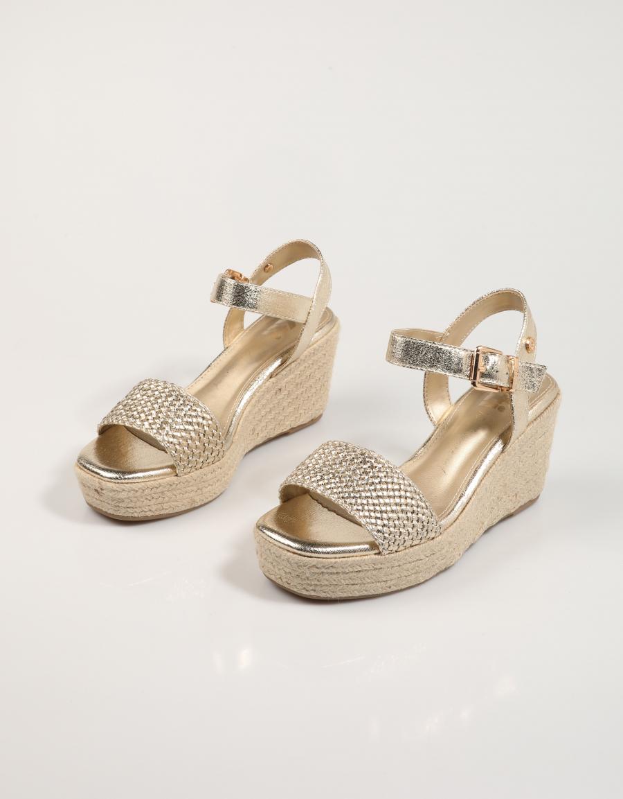 SANDALIAS XTI 143828 en color Oro