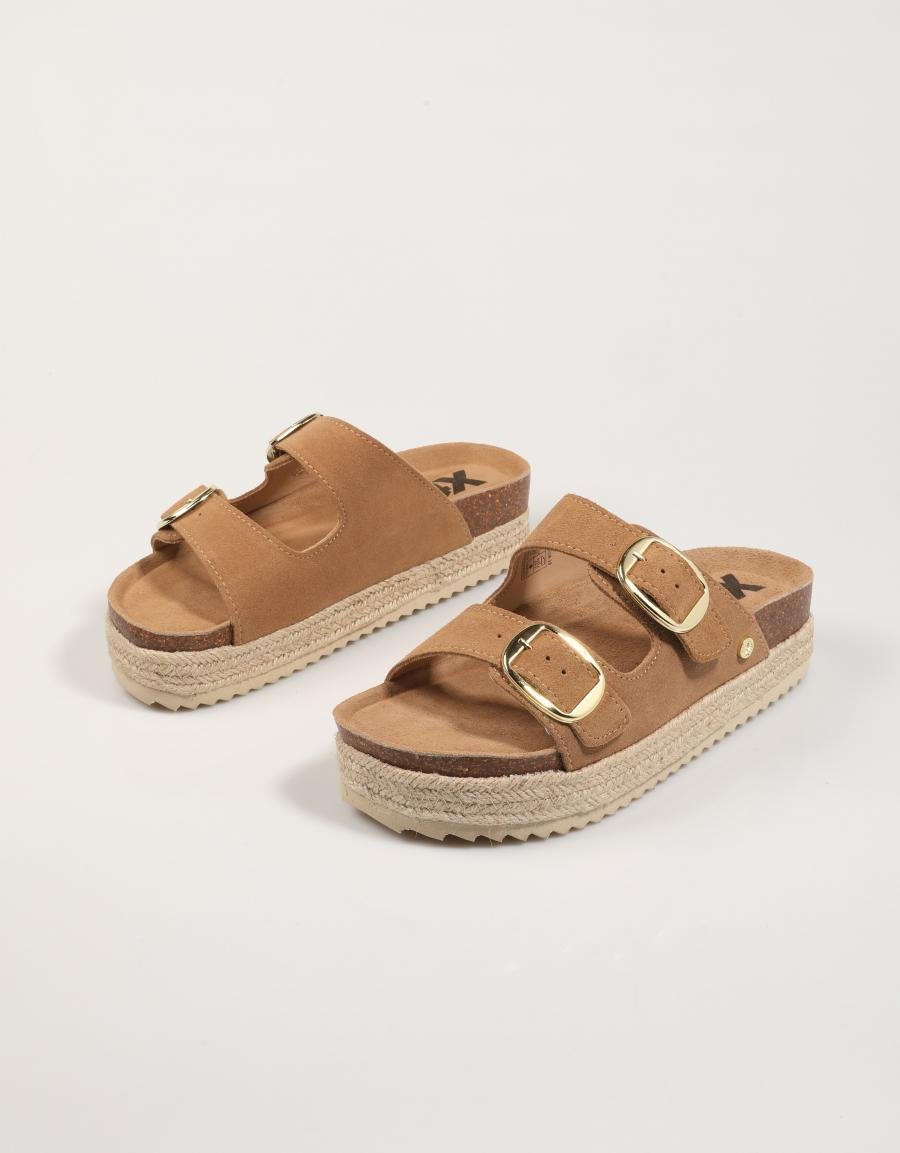 SANDALIAS XTI 143635 en color Cuero