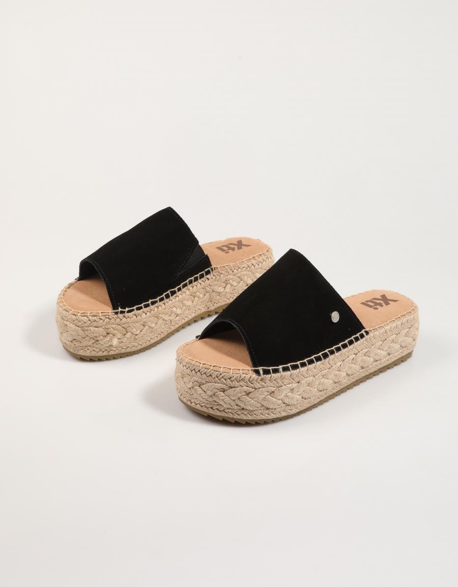 SANDALIAS XTI 143639 en color Negro