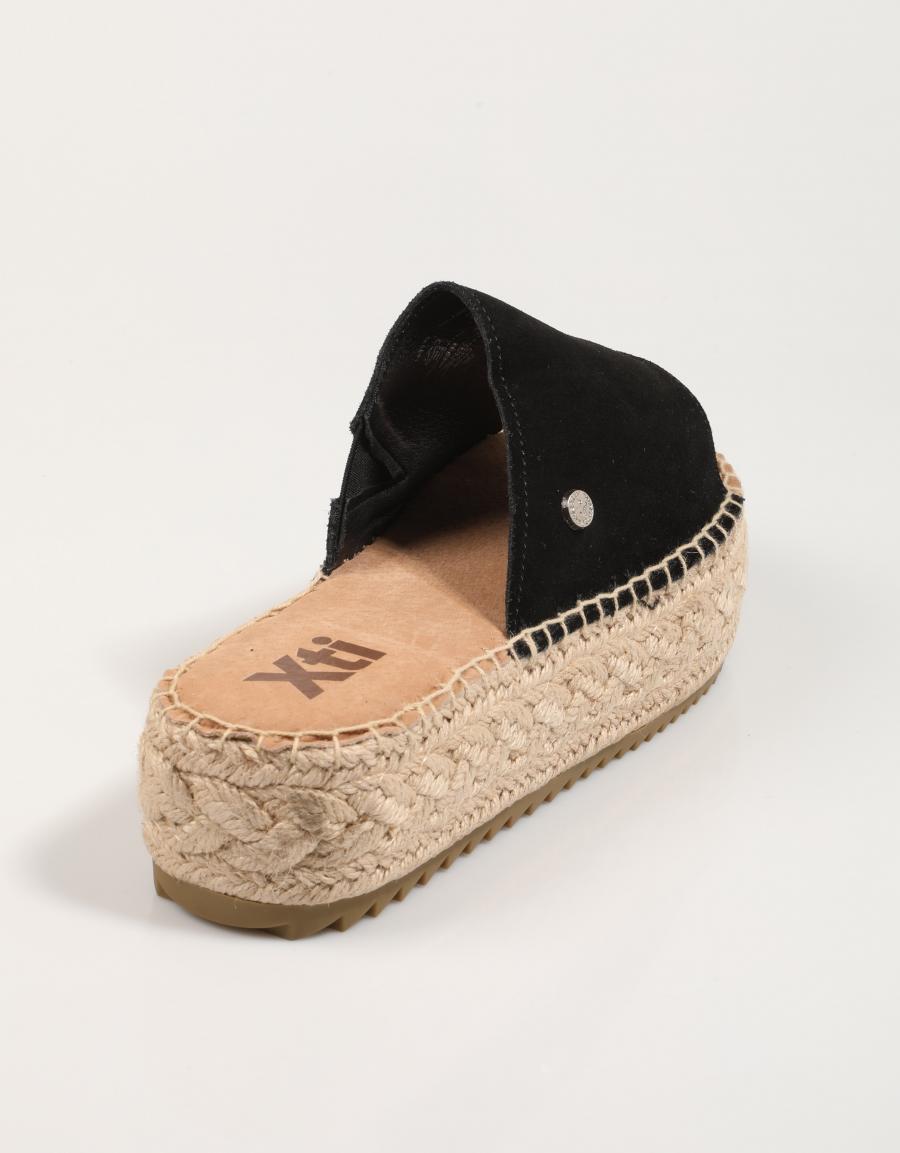 SANDALIAS XTI 143639 en color Negro