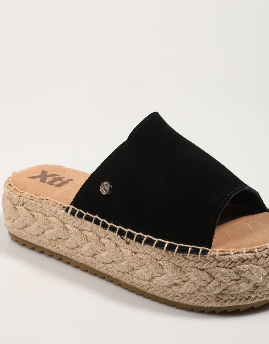 SANDALIAS XTI 143639 en color Negro