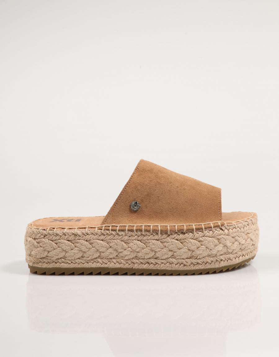 SANDALIAS XTI 143639 en color Beige