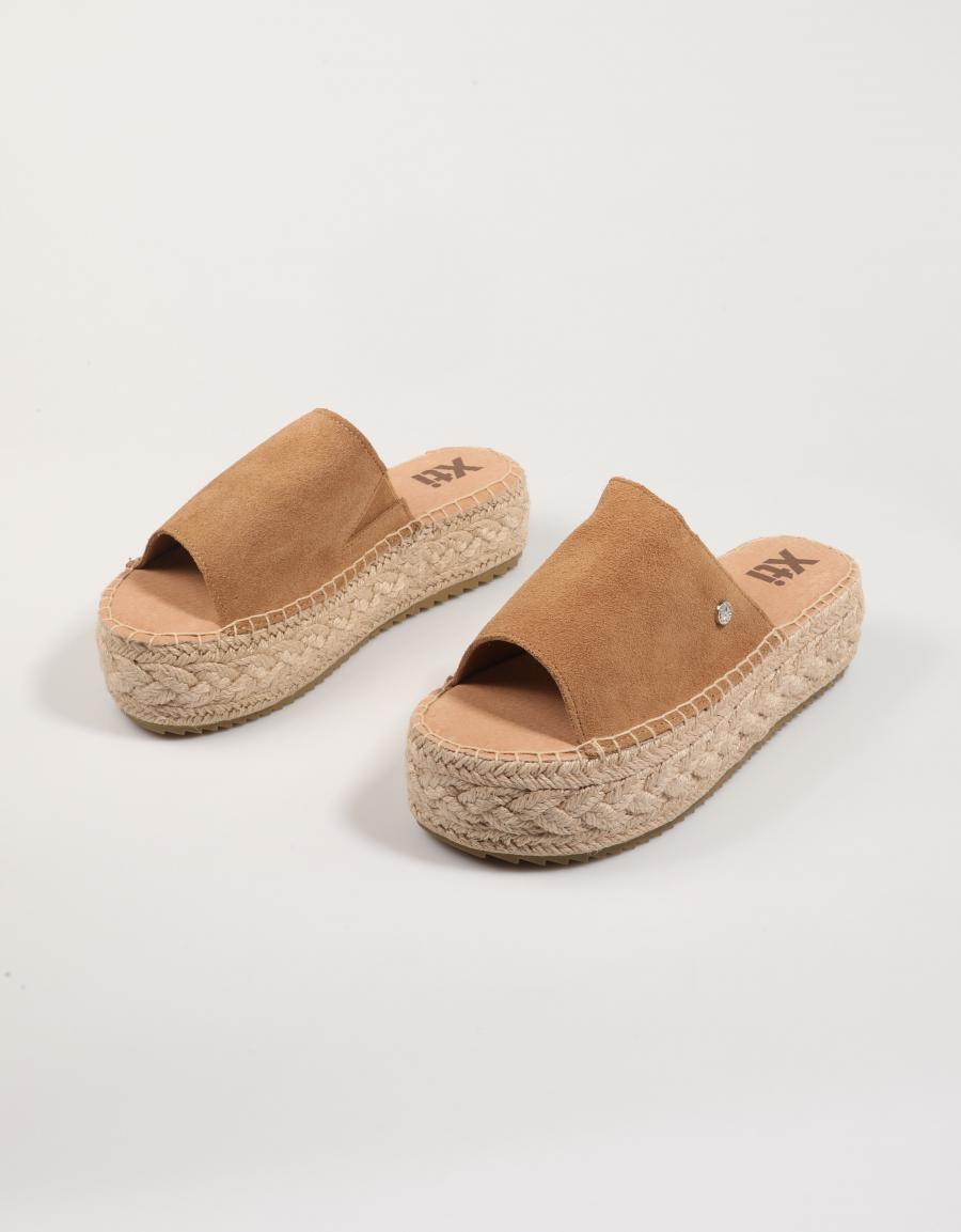 SANDALIAS XTI 143639 en color Beige