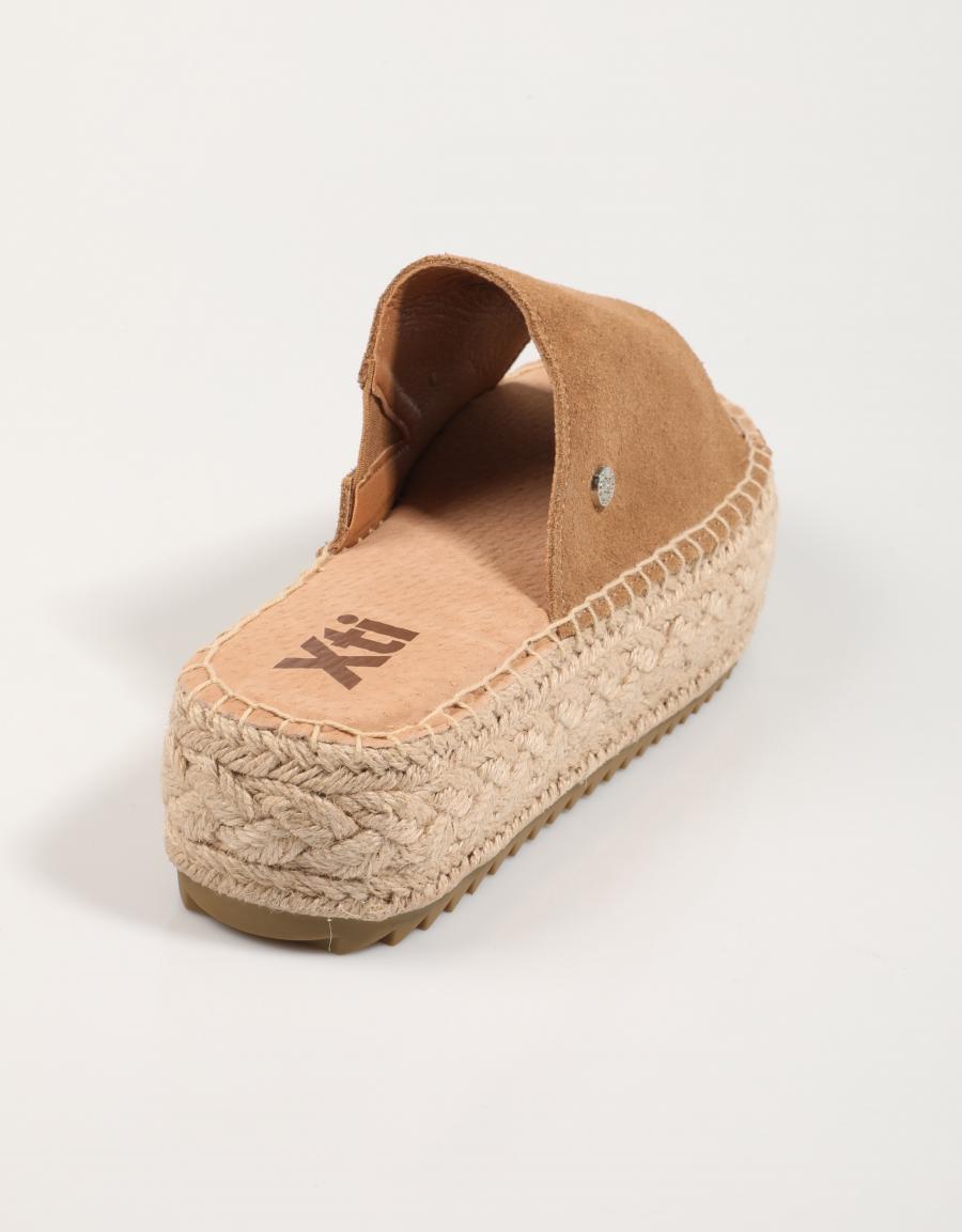 SANDALIAS XTI 143639 en color Beige