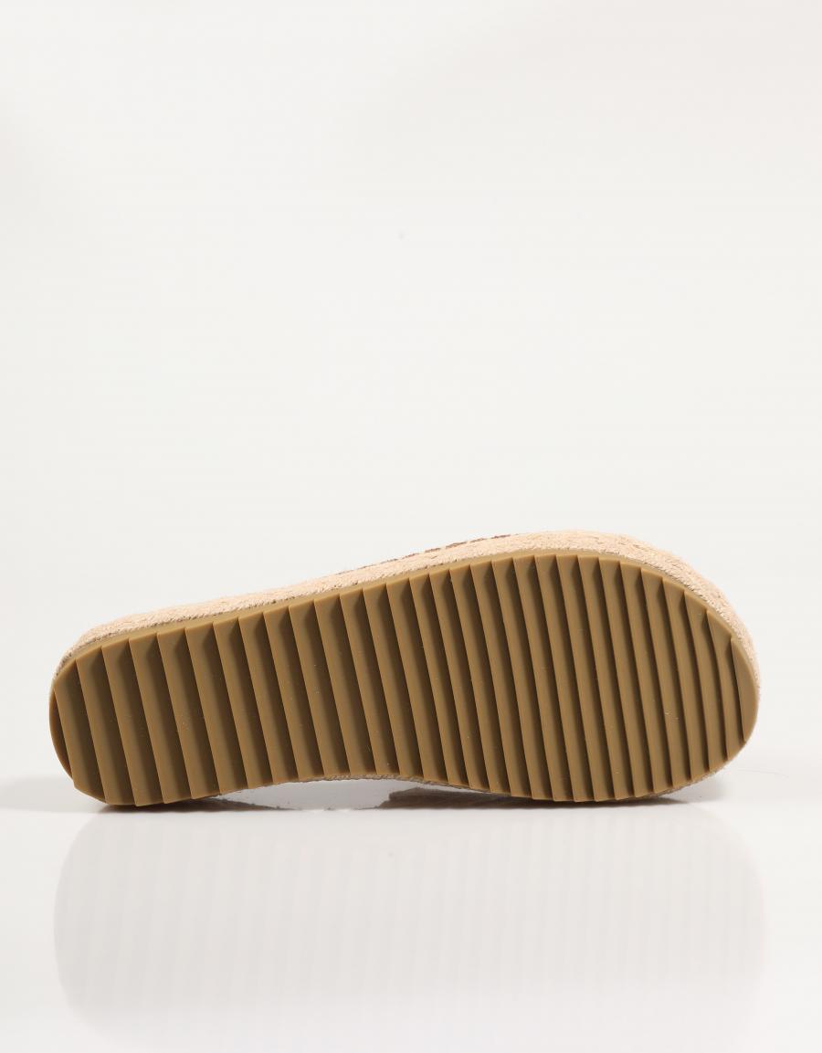 SANDALIAS XTI 143639 en color Beige