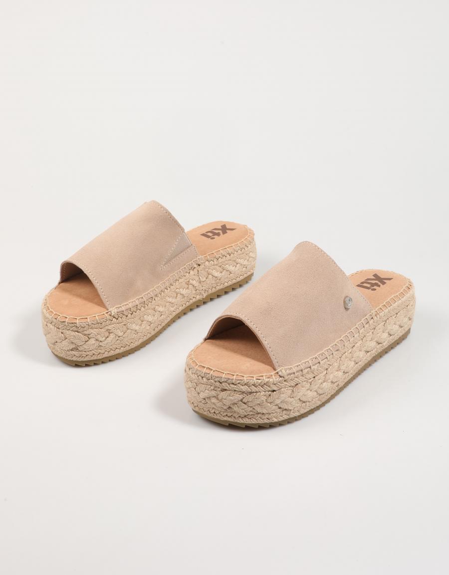 SANDALIAS XTI 143639 en color Beige