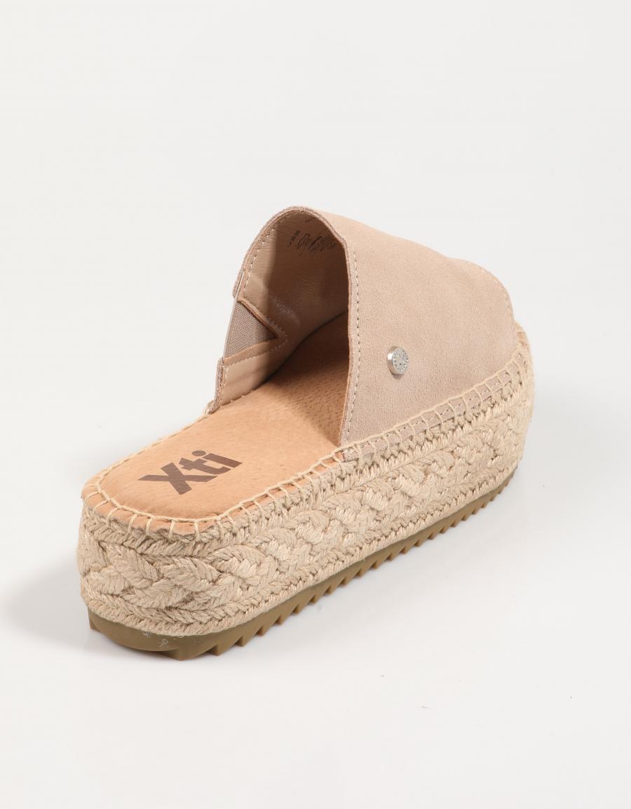 SANDALIAS XTI 143639 en color Beige