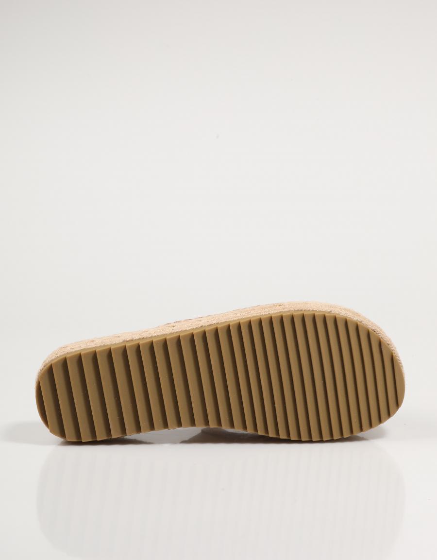 SANDALIAS XTI 143639 en color Beige