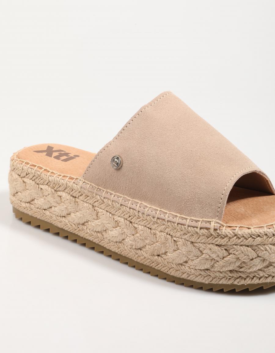 SANDALIAS XTI 143639 en color Beige