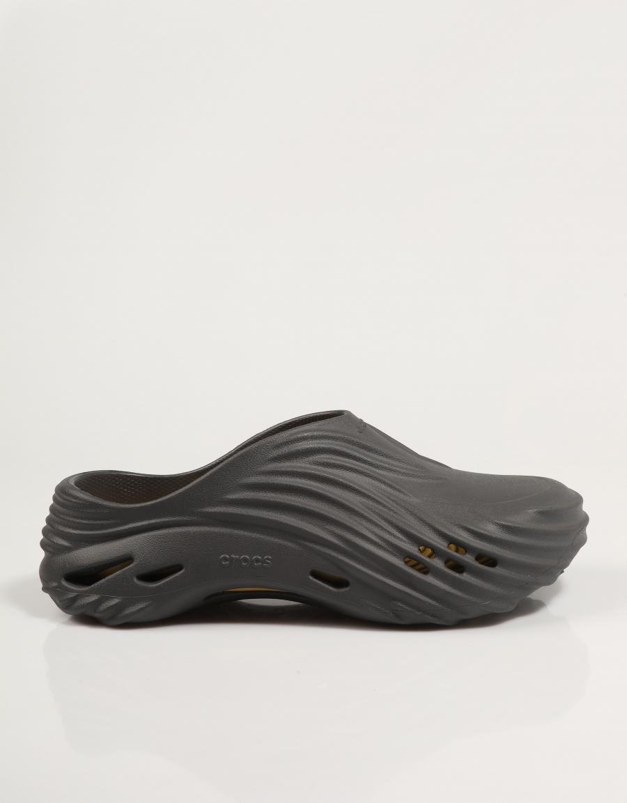 Crocs ecoarem os tamancos de ondas em preto
