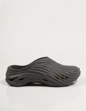 Crocs ecoarem os tamancos de ondas em preto