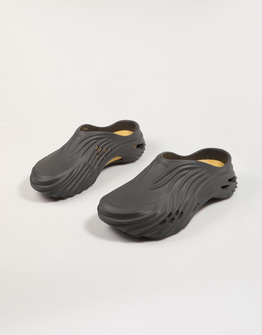 Crocs ecoarem os tamancos de ondas em preto
