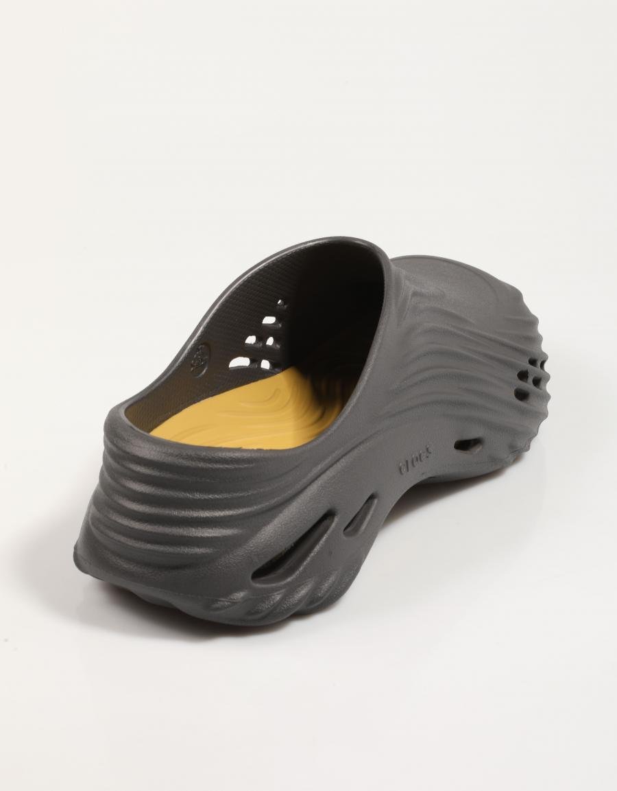 Crocs ecoarem os tamancos de ondas em preto