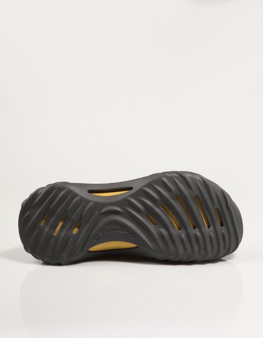 Crocs ecoarem os tamancos de ondas em preto
