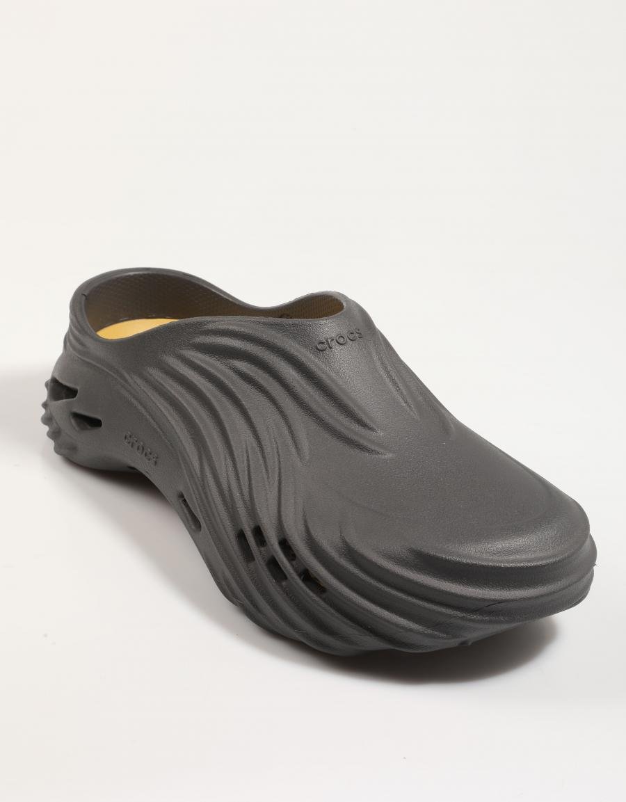 Crocs ecoarem os tamancos de ondas em preto